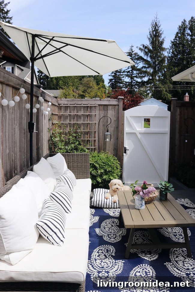 small side patio, blue and white coastal style 