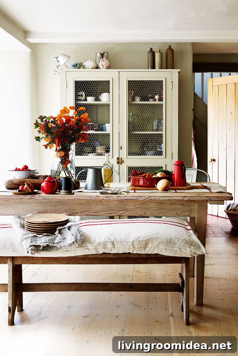 Charming Thanksgiving Table Decor Ideas for a Memorable Meal 3 Cozy Thanksgiving table with red accents