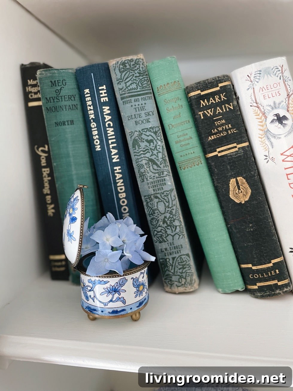 Charming Tiny Bouquets for Small Repurposed Vases 8 repurposing small containers for flowers