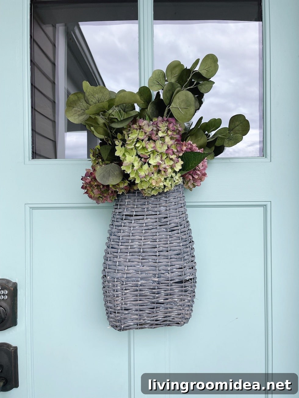 Small-Space Halloween Porch Ideas and Seasonal Decorating Tips 4 img 138380 3
