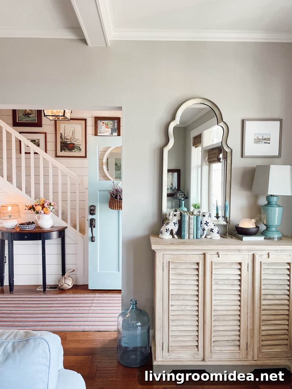 Small entry coastal style beach house 