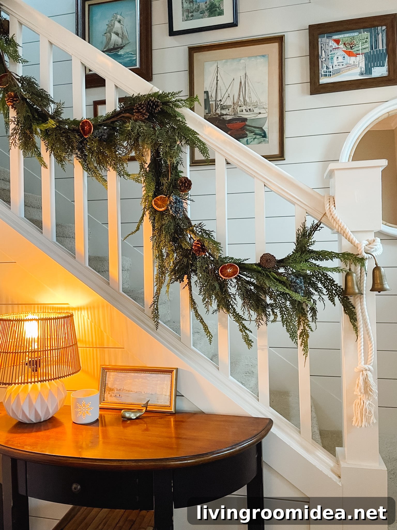 How to make Christmas garland look fuller and more festive for the staircase