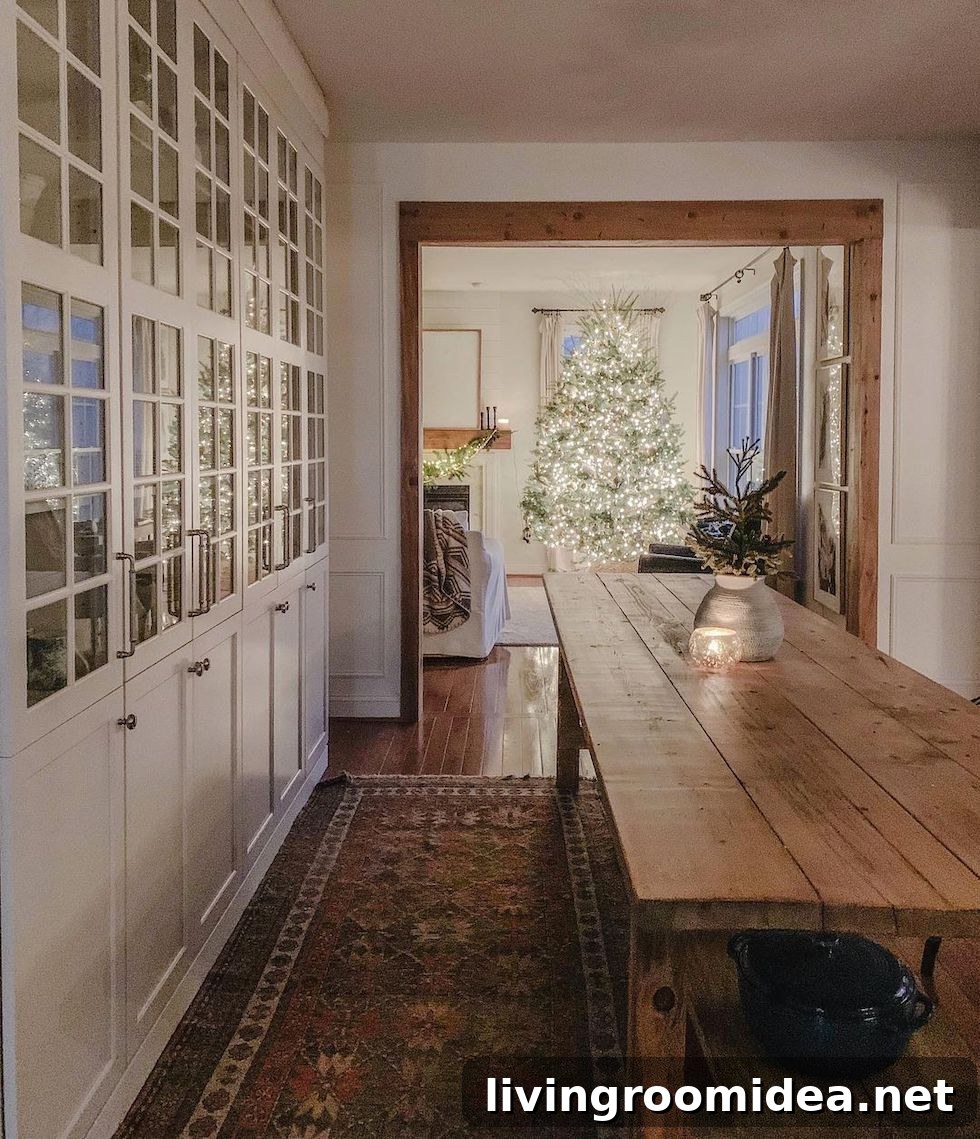 Charming Christmas Homes to Inspire Your Sunday Strolls 7 Sunday Strolls and Scrolls featuring a warm and cozy dining room and Christmas tree by The Simple Farmhouse!