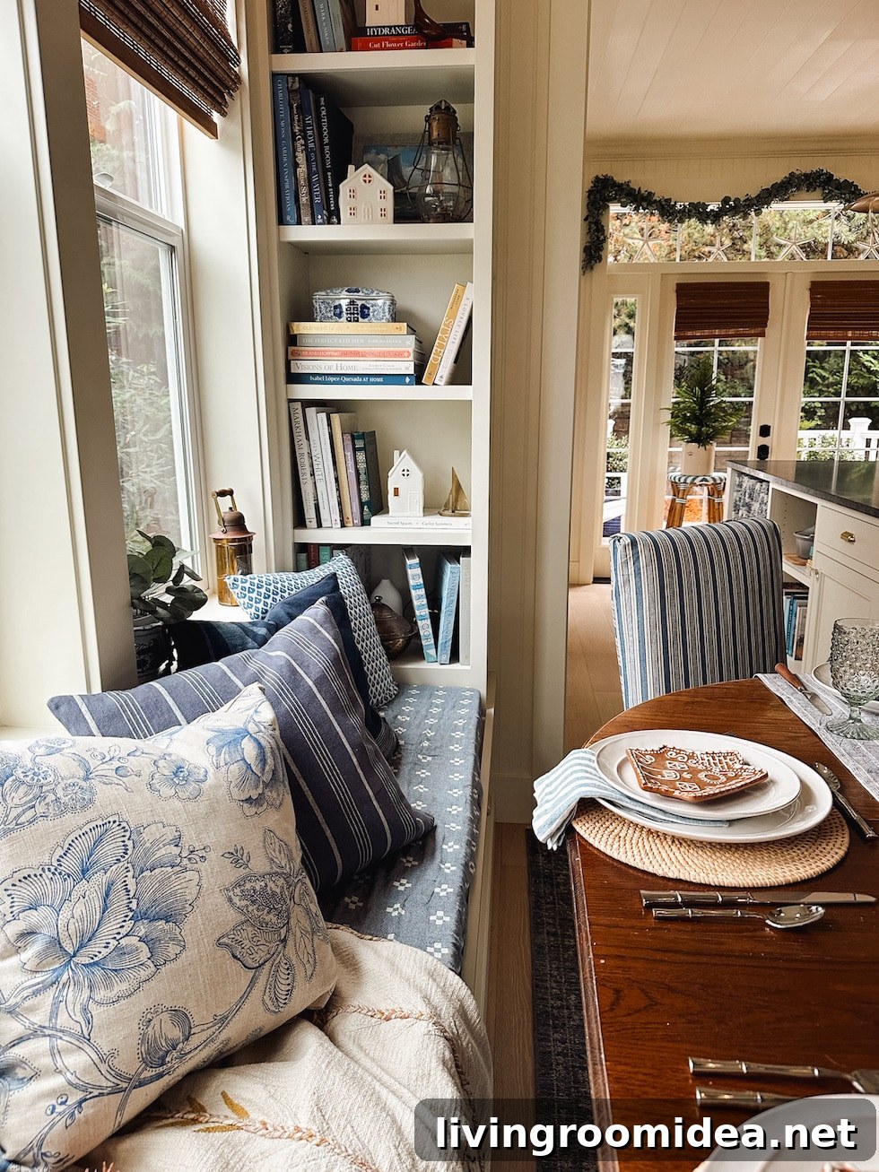 Banquette with bookcases, book nooks 