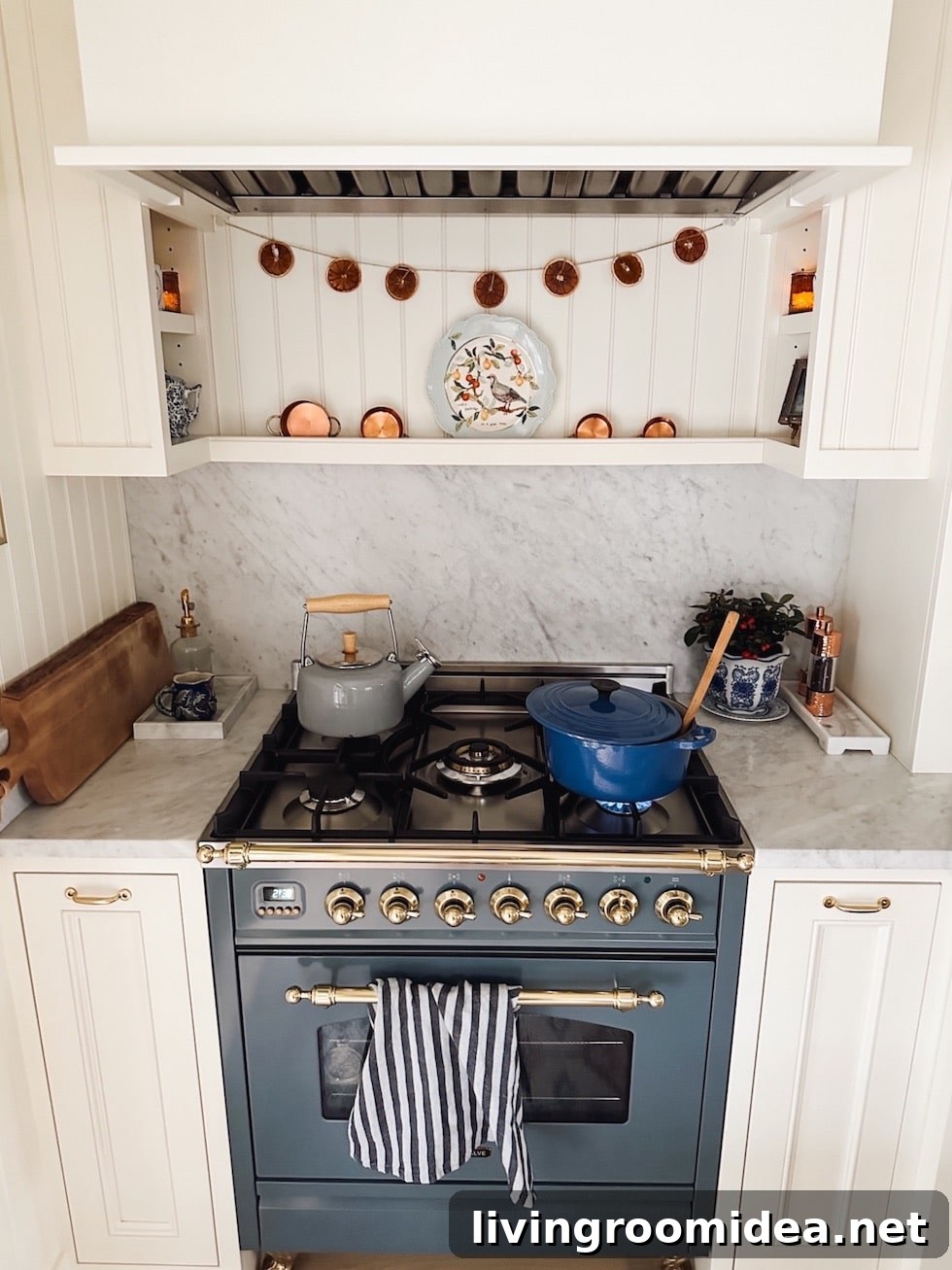 Englished-inspired kitchen with Ilve range