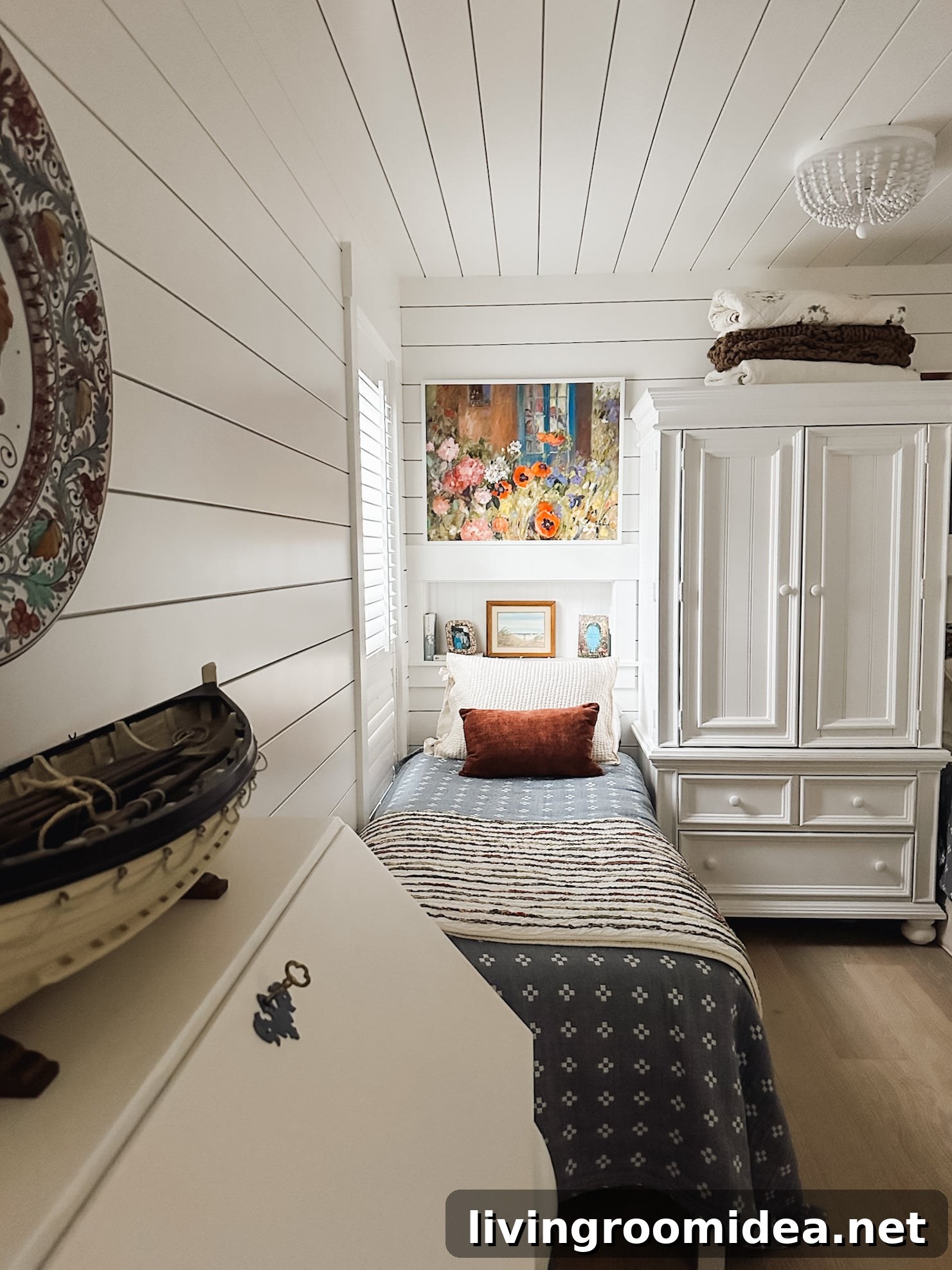 Tiny cottage bed nooks