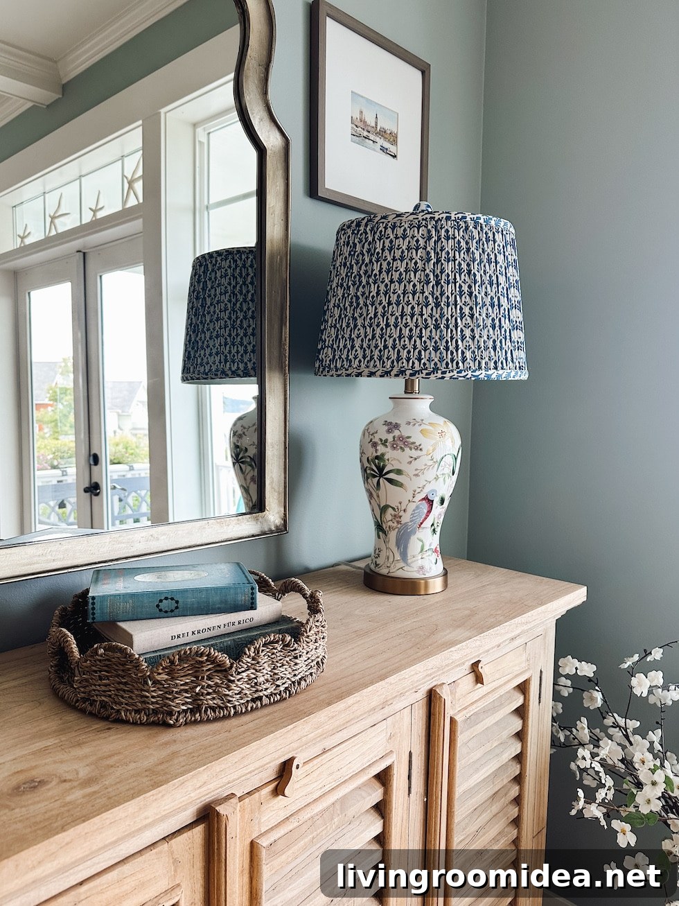 Scalloped woven tray