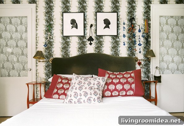 Bedroom+Silhouettes+hung+floral+wallpaper+igBtGzsrKhLl img 39227 4 1