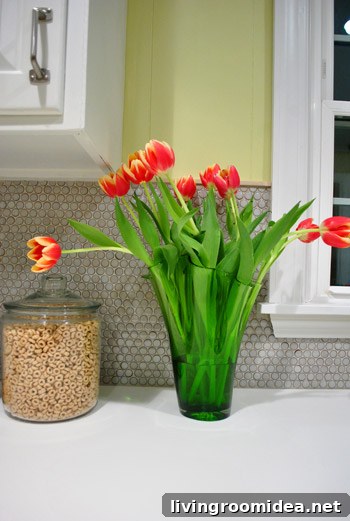 How to Make a Stunning Tulip Bouquet at Home 2 Two-tone tulips in a vase