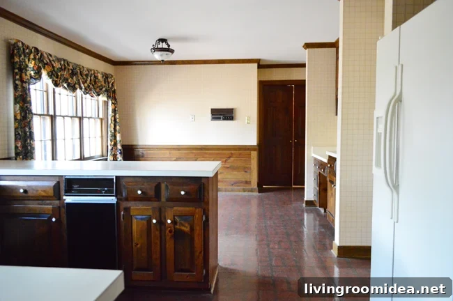 Hardwood Floor Refinishing: Stunning Before and After Results 3 img 80034 2