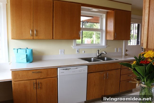 Kitchen Remodel: Visualizing a Stylish New Dining Space 3 Kitchen Before Photo