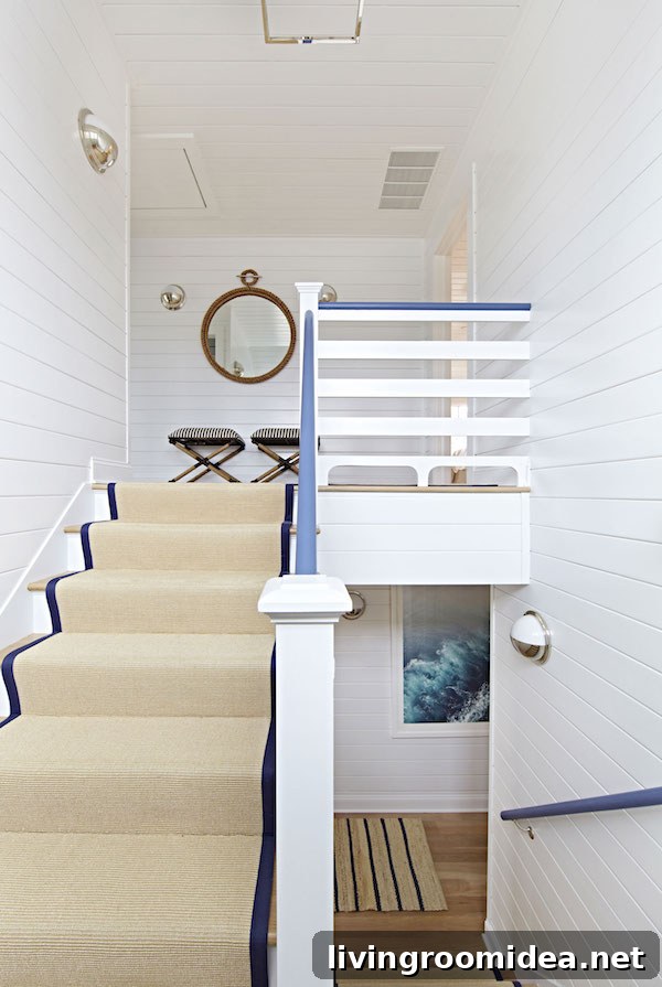 Entry or hallway with classic details by Chango and Co.