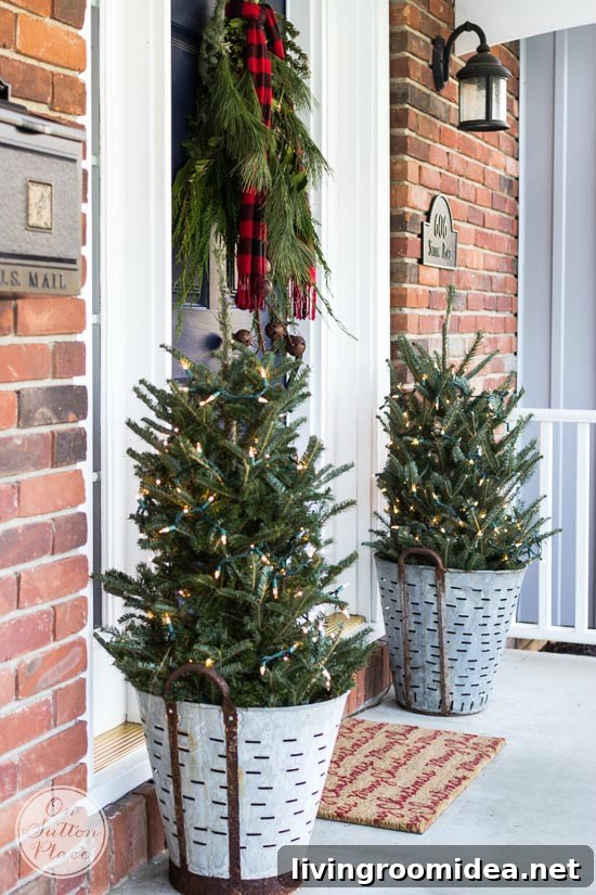 Holiday Front Door Decorating Ideas to Inspire Your Home 4 Christmas Decorating Ideas - Decorating the Front Door